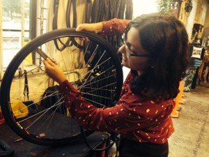 Sacramento Bicycle Kitchen Girls on the Grid Tube Changing Do-it-yourself